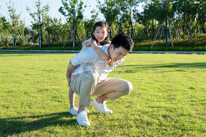 爸爸背起女儿