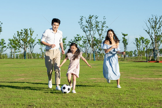 一家人户外游玩踢足球