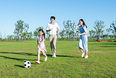 足球草坪一家人户外游玩踢足球背景