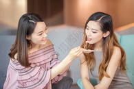年轻女子在一起吃甜品图片