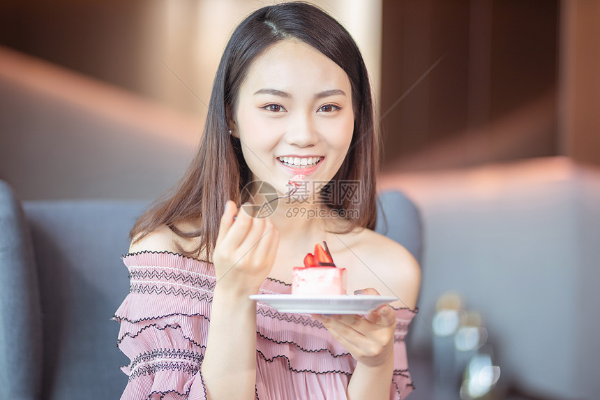甜美的女生吃甜品图片