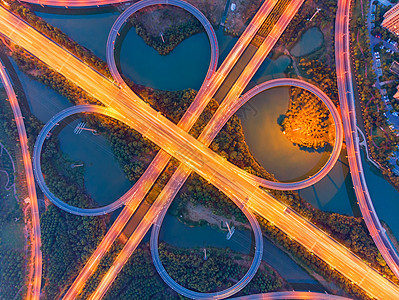 俯瞰城市灯火通明的立交桥高清图片