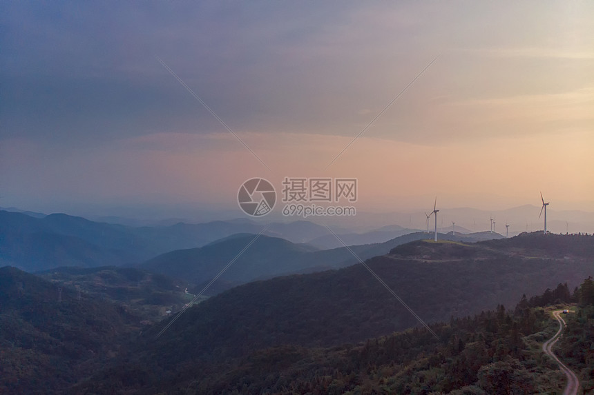 湖北旅游景点九宫山蜿蜒道路和风车图片