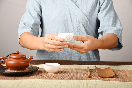 女人给男人倒茶在茶会上泡茶品茶背景