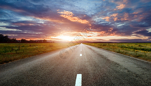 阴天草地公路背景设计图片