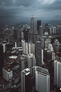 马来西亚乌云密布的城市建筑图片