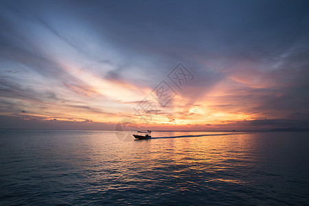 蓝天白云大海落日余晖背景