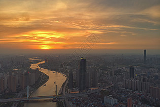 俯瞰夕阳下的城市蜿蜒江河余晖图片