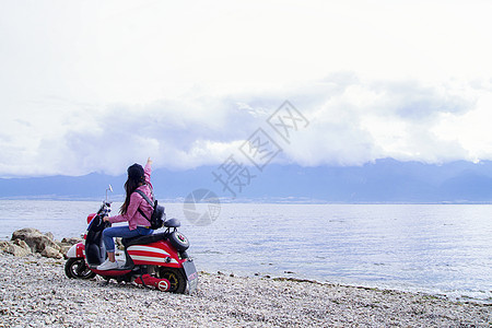 摩托女大理洱海骑车背景