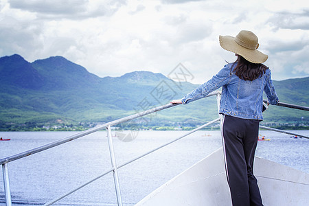 丽江洱海洱海背影美女背景