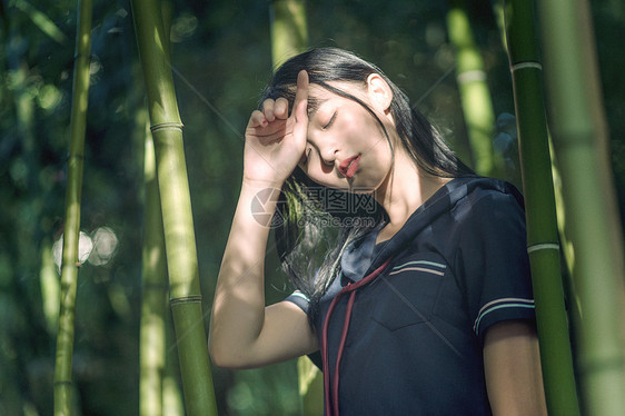 小清新美女在竹林中图片