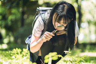 树林中的小清新美女图片