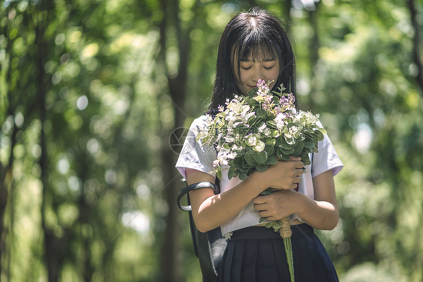 树林中的小清新美女图片