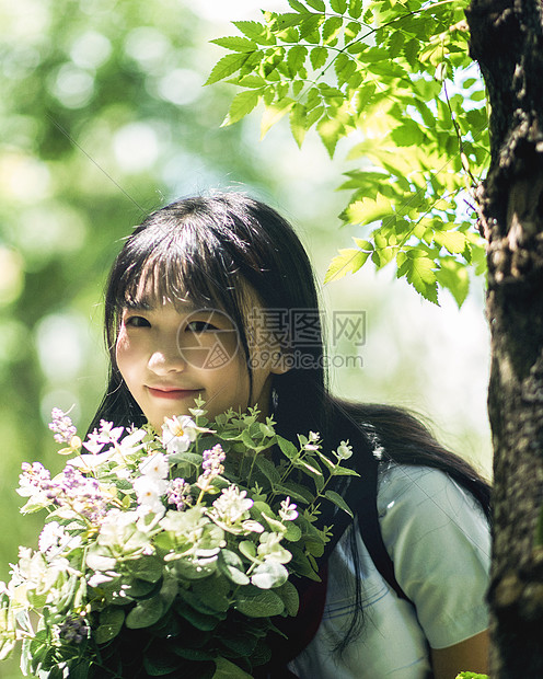 树林中的小清新美女图片