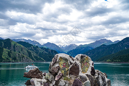 皇座天山天池背景