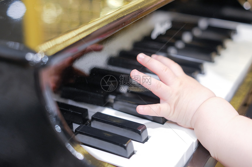 小宝宝弹钢琴早教图片