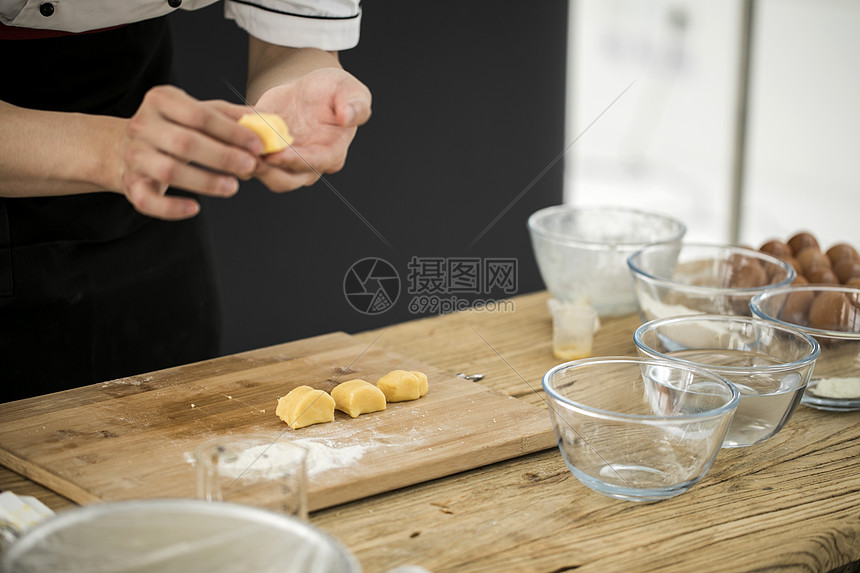 制作月饼图片