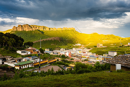 高山草地甘肃郎木寺日照红石崖背景