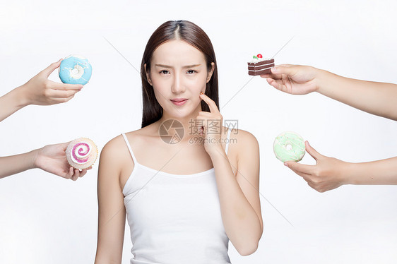 女性吃甜品蛀牙图片