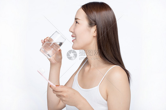 女性刷牙图片
