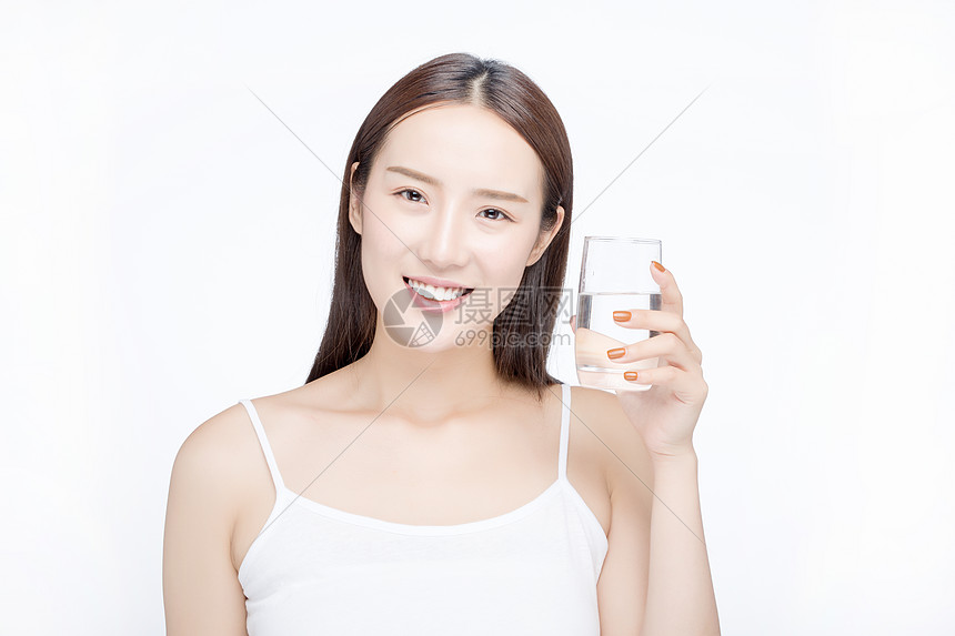 女性喝水健康生活图片