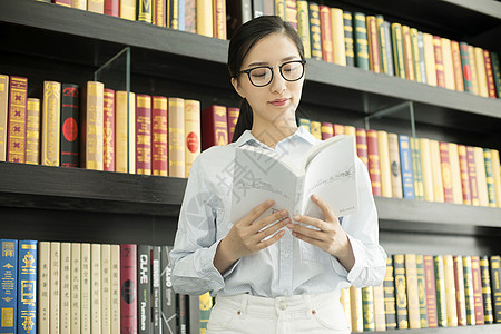 女学生图书馆阅读图片