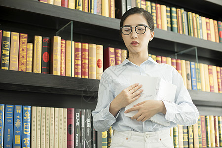 女学生图书馆阅读图片