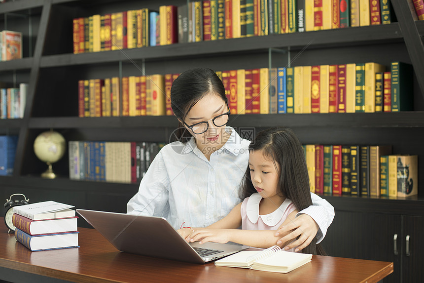 老师辅导学生学电脑图片