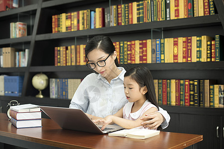 老师辅导学生学电脑图片