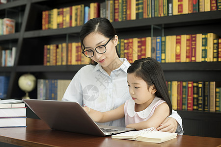 老师辅导学生学电脑图片