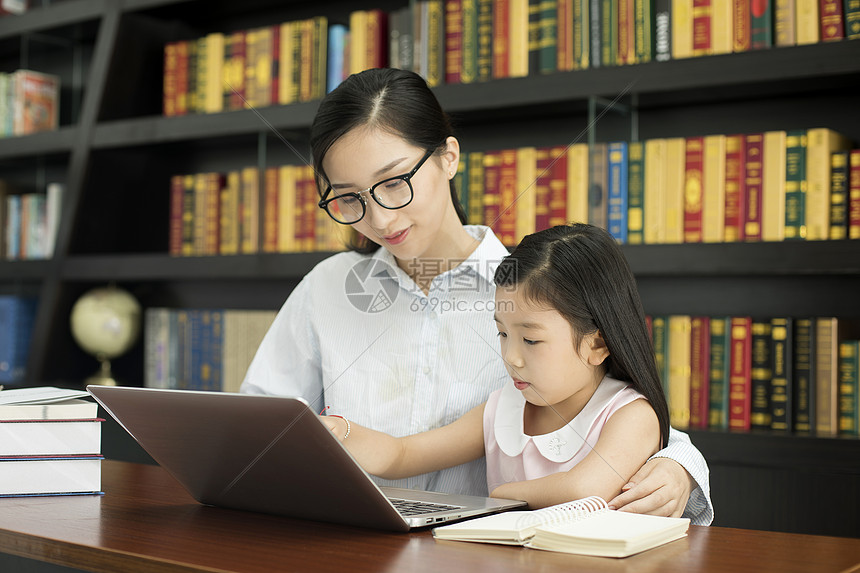 老师辅导学生学电脑图片