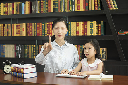 老师辅导女学生图片