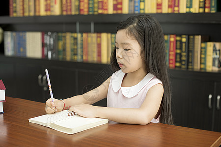 小学生在做功课努力高清图片素材