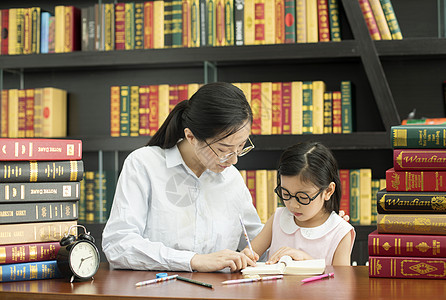 老师辅导学生功课学习高清图片素材