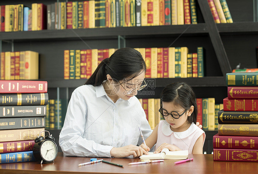 老师辅导学生功课图片