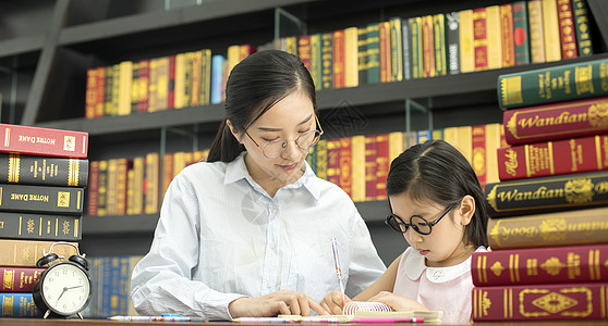 老师辅导学生功课家教高清图片素材