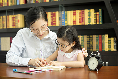 老师辅导学生功课课本高清图片素材