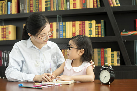 小学生学习老师辅导学生功课背景