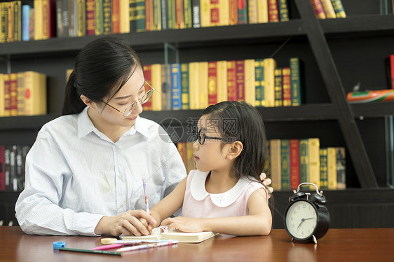 老师辅导学生功课图片