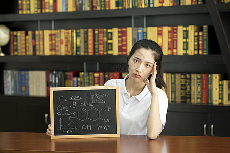 女大学生在学习数学图片