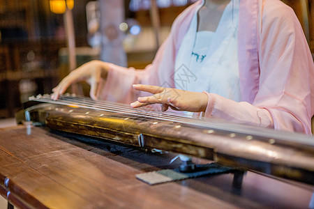 酒吧氛围中国传统服饰女性弹奏古琴背景