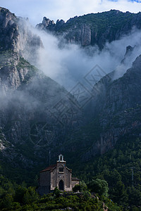 西班牙巴塞罗纳附近蒙特塞拉特山下的科尔贝托小镇背景