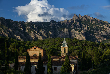 西班牙加泰罗尼亚地区著名游览圣地蒙特塞拉特山景色图片