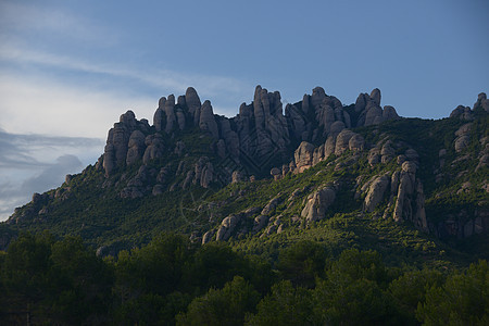 西班牙加泰罗尼亚地区著名游览圣地蒙特塞拉特山景色图片