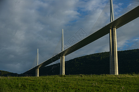 世界最高桥梁-法国阿韦龙地区米洛高架桥图片