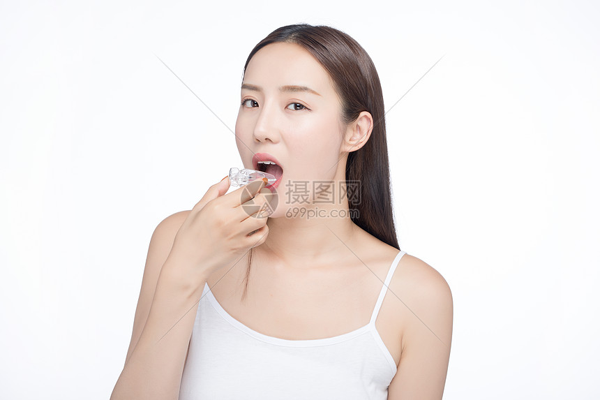 女性牙齿护理牙套图片