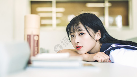 美女教室写真教室中可爱少女背景