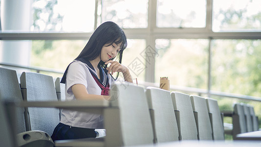 美女教室写真教室中可爱少女背景