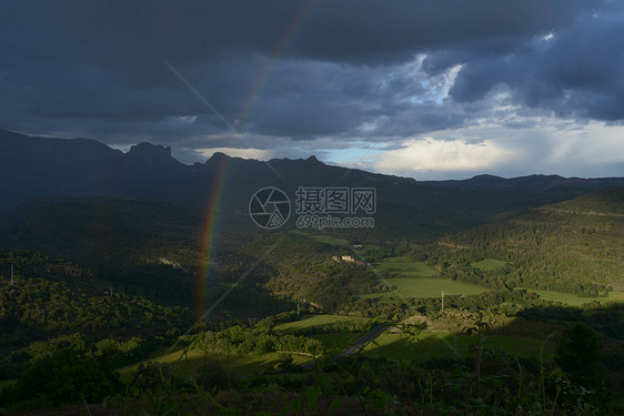 西班牙阿拉贡地区格劳斯山区的彩虹图片