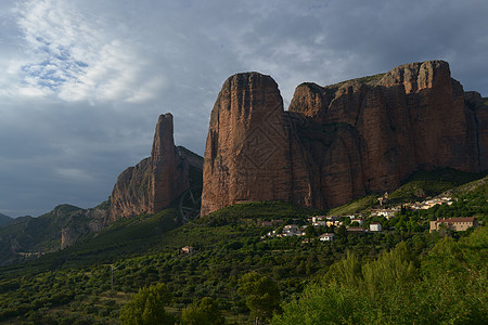 西班牙韦斯卡地区穆里略德加列戈岩石山图片